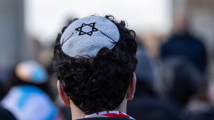 Viele Juden trauen sich nicht mehr, in Berlin sichtbar eine Kippa zu tragen. (Symbolbild)