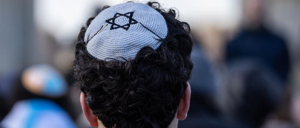 Viele Juden trauen sich nicht mehr, in Berlin sichtbar eine Kippa zu tragen. (Symbolbild)