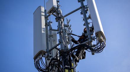 Ein Techniker führt Reparaturarbeiten an 5G-Antennen durch.
