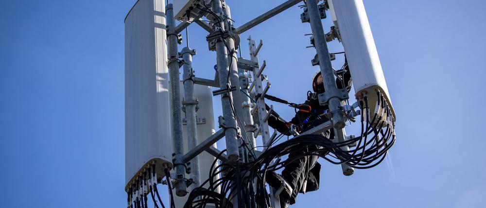 Ein Techniker führt Reparaturarbeiten an 5G-Antennen durch.