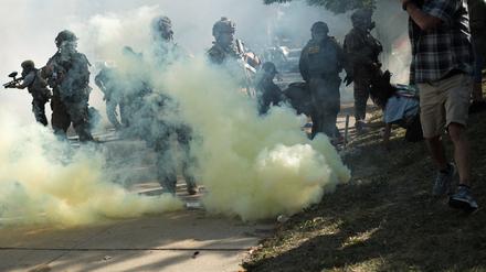 Beamte benutzen Tränengas gegen die Protestierenden.