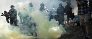 Beamte benutzen Tränengas gegen die Protestierenden.