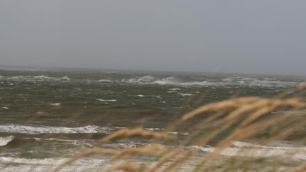 Blick auf das stürmische Meer auf der ostfriesischen Insel Norderney. 