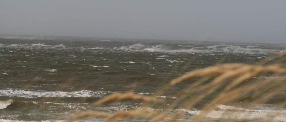 Blick auf das stürmische Meer auf der ostfriesischen Insel Norderney. 