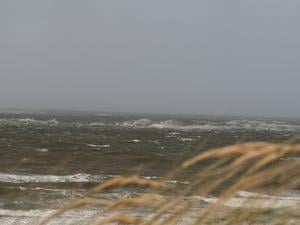 Blick auf das stürmische Meer auf der ostfriesischen Insel Norderney. 