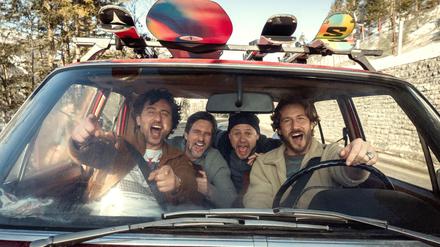 Mitten hinein in die Krise geht es für vier Freunde in der Netflix-Serie „Alphamännchen“.