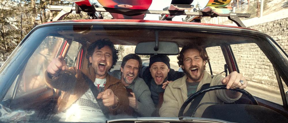 Mitten hinein in die Krise geht es für vier Freunde in der Netflix-Serie „Alphamännchen“.