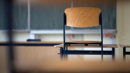 ARCHIV - 24.01.2020, Thüringen, Sinsheim: Ein Stuhl steht in einem Klassenzimmer einer Realschule auf einem Tisch. (zu dpa: «Falsche Lehrerin arbeitet jahrelang an Schulen - U-Haft») Foto: Marijan Murat/dpa +++ dpa-Bildfunk +++