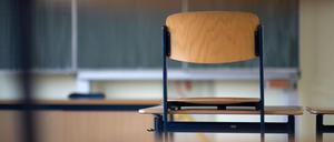 ARCHIV - 24.01.2020, Thüringen, Sinsheim: Ein Stuhl steht in einem Klassenzimmer einer Realschule auf einem Tisch. (zu dpa: «Falsche Lehrerin arbeitet jahrelang an Schulen - U-Haft») Foto: Marijan Murat/dpa +++ dpa-Bildfunk +++