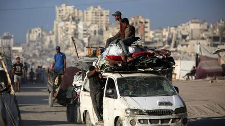 Palästinenser fliehen mit ihren Habseligkeiten auf Fahrzeugen, Karren und zu Fuß entlang der Küstenstraße Al-Raschid, nachdem das israelische Militär gedroht hat, die Stadt Gaza aufgrund der anhaltenden israelischen Angriffe zu besetzen.