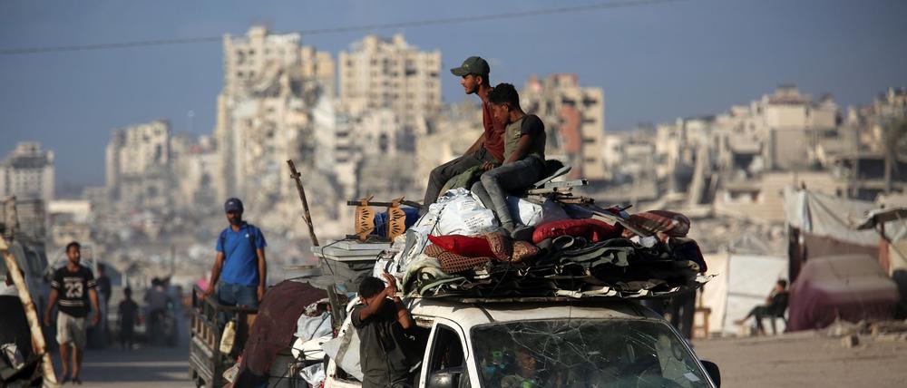 Palästinenser fliehen mit ihren Habseligkeiten auf Fahrzeugen, Karren und zu Fuß entlang der Küstenstraße Al-Raschid, nachdem das israelische Militär gedroht hat, die Stadt Gaza aufgrund der anhaltenden israelischen Angriffe zu besetzen.