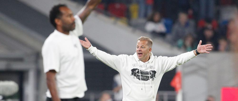 Der Ex-Kaiserslautern-Trainer Markus Anfang (r) könnte bei Fortuna Düsseldorf auf Daniel Thioune folgen. (Archivbild) 