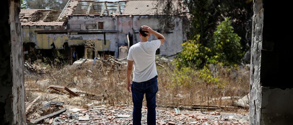 Tal Shoham, der 505 Tage von der Hamas als Geisel gehalten wurde, steht am 15. September 2025 im Kibbuz Beeri. 