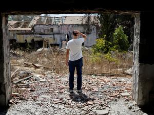 Tal Shoham, der 505 Tage lang in der Gewalt der Hamas war, steht am 15. September 2025 im Kibbuz Beeri. 