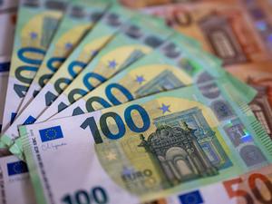 Bei einer Standkontrolle auf der B1 südwestlich von Potsdam entdeckten Zoll und Polizei 111.450 Euro Bargeld. (Symbolbild)