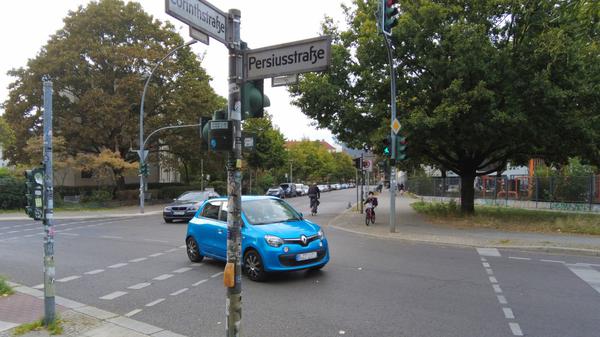 Autos und Fußgänger haben gleichzeitig grün: Die Kreuzung Corinthstraße/Ecke Persiusstraße in Friedrichshain. 