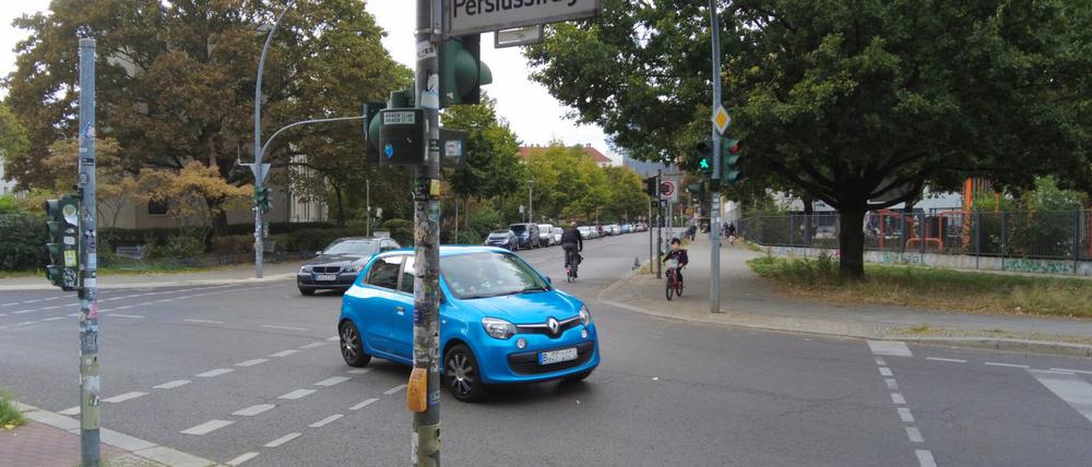 Autos und Fußgänger haben gleichzeitig grün: Die Kreuzung Corinthstraße/Ecke Persiusstraße in Friedrichshain. 