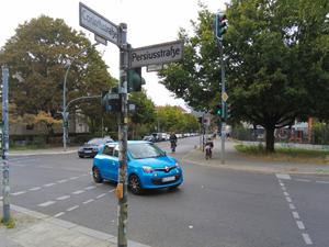 Autos und Fußgänger haben gleichzeitig grün: Die Kreuzung Corinthstraße/Ecke Persiusstraße in Friedrichshain. 