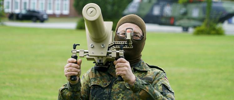 cntv Bundeswehrübung Red Storm Bravo Tag 2 - Präsentation der Drohnenabwehr und vierbeiniger Helfer 26.09.2025 Hamburg Die Bundeswehr praesentiert die Möglichkeiten der Drohnenabwehr durch Netze bzw. elektronische Stoergeraete die Drohnen zur Landung zwingen und vierbeinige Rototer die zur Erkundung eingesetzt werden , im Einsatz bei der Bundeswehruebung in Hamburg Red Storm Bravo in Hamburg vom 25.bis zum 27. September 2025 In Zusammenarbeit mit verschiedenen Organisationen Polizei und andre Hamburger Behoerden wurde im Hafen Gebiet ein fiktives NATO-Szenario geuebt, das eine Â vorbeugende Verlegung militärischer Kräfte an die Ostgrenze des NATO-Gebietes erfordert mit ca 500 Soldaten sind im Einsatz Hamburg Deutschland *** cntv Bu