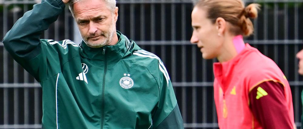 Was tun in der Torfrau-Frage? DFB-Trainer Christian Wück (l.) und Stammkeeperin Ann-Katrin Berger.
