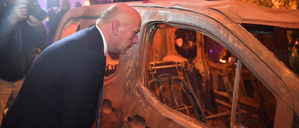 Berlins Regierender Bürgermeister Kai Wegner (CDU) hat die „Nova Music Festival Exhibition“ besucht und sich ein Autowrack angesehen.