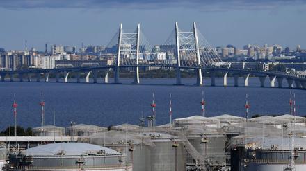 Ein Öl-Terminal im Hafen von Sankt Petersburg. Das Geschäft mit der Energie spült Russland weiterhin Milliarden in die Staatskasse.