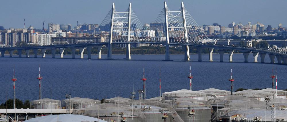 Ein Öl-Terminal im Hafen von Sankt Petersburg. Das Geschäft mit der Energie spült Russland weiterhin Milliarden in die Staatskasse.