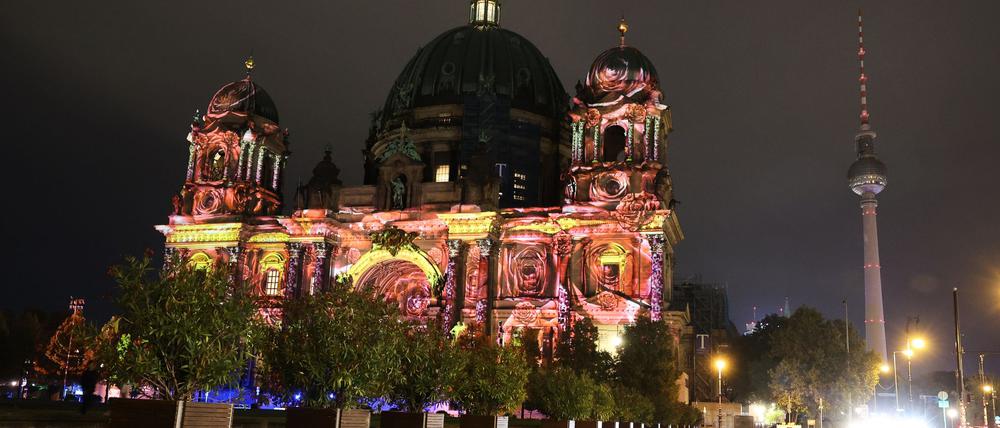 Bei der Generalprobe für das Festival of Lights wird unter anderem der Berliner Dom angestrahlt. (Archivfoto)