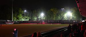 Weil der Flutlichtmast ausfiel, saßen die Zuschauer plötzlich im Dunkeln.