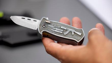 Gefährliche Springmesser: Bürger konnten die illegalen Messer bis zum 1. Oktober straffrei abgeben. (Symbolbild)