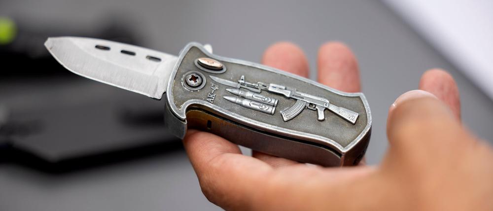 Gefährliche Springmesser: Bürger konnten die illegalen Messer bis zum 1. Oktober straffrei abgeben. (Symbolbild)