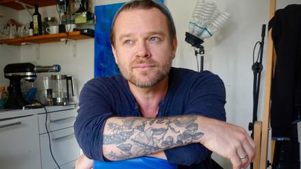 Kalligraphiekünstler Gabriel Wolff in seinem Atelier