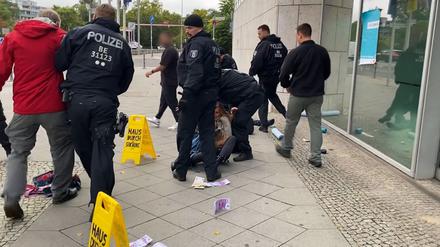 Etwa 20 Demonstranten protestieren nach Polizeiangaben an der CDU-Zentrale und versuchen in das Gebäude zu kommen, die meisten werden vorläufig festgenommen. 