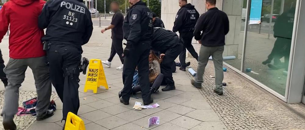 Etwa 20 Demonstranten protestieren nach Polizeiangaben an der CDU-Zentrale und versuchen in das Gebäude zu kommen, die meisten werden vorläufig festgenommen. 