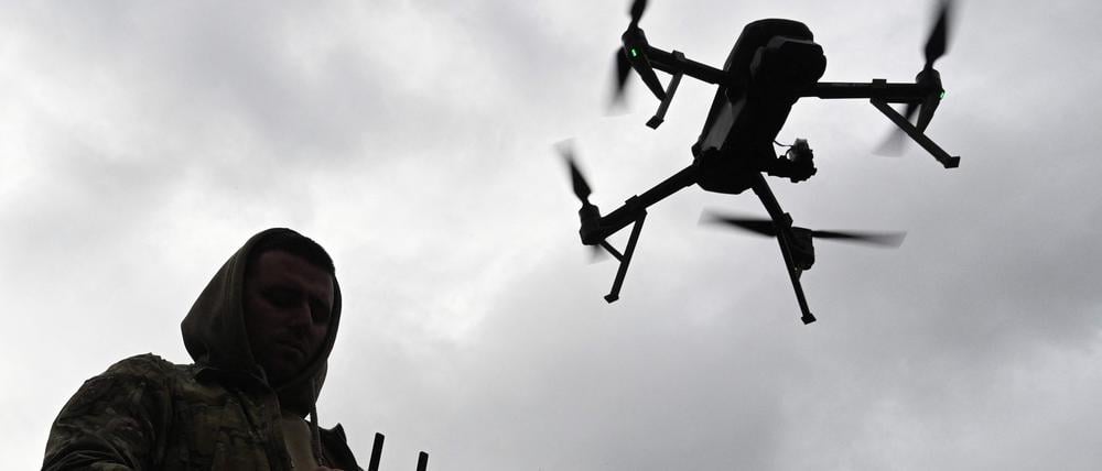Ein ukrainischer Soldat steuert am 5. Oktober 2025 während der russischen Invasion in der Ukraine eine Drohne während des Drohnenrennens „Wild Drones“, das Kampfbedingungen simuliert.