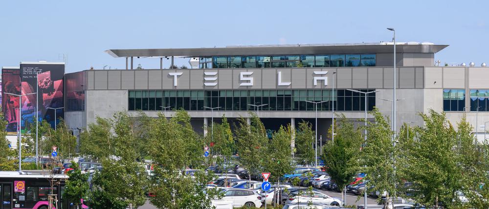 Rund 11.000 Menschen arbeiten in der Tesla-Gigafactory in Grünheide. (Archivbild)