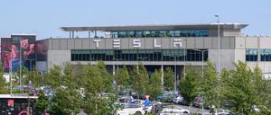Rund 11.000 Menschen arbeiten in der Tesla-Gigafactory in Grünheide. (Archivbild)