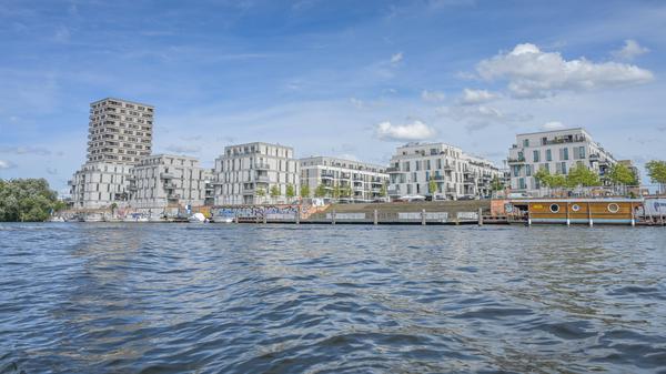 Am östlichen Ufer der Oberhavel, im Spandauer Stadtteil Haselhorst, entsteht bis 2027 ein neuer Stadtteil. Das Projekt Berliner Waterkant der Gewobag schafft eigenen Angaben zufolge rund 2500 neue Wohnungen.
