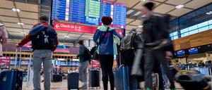 In den nächsten Tagen will der Flughafen Berlin-Brandenburg wieder zum Regelbetrieb zurückkehren - noch müssen die Fluggäste aber mit längeren Wartezeiten rechnen. (Archivbild)