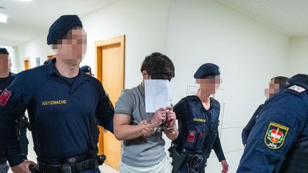 Eine Jugendgruppe soll eine Lehrerin vergewaltigt haben – nun stehen die jungen Männer vor Gericht.