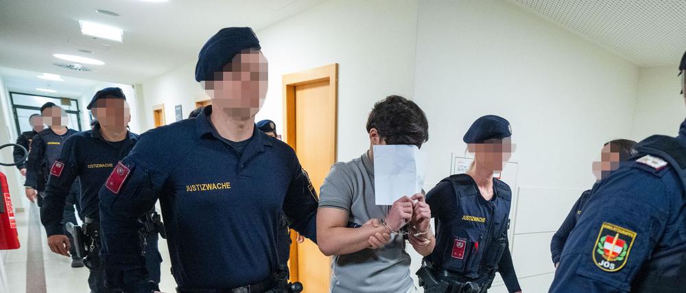 Eine Jugendgruppe soll eine Lehrerin vergewaltigt haben - nun stehen die jungen Männer vor Gericht.