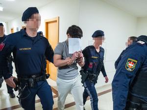 Eine Jugendgruppe soll eine Lehrerin vergewaltigt haben – nun stehen die jungen Männer vor Gericht.
