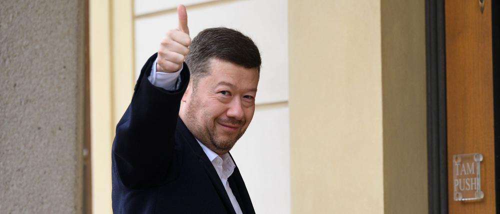 Der Vorsitzende der Partei Freiheit und direkte Demokratie (SPD), Tomio Okamura, begrüßt Fotografen auf seinem Weg zu Präsident Pavel, der ihn zu einer Nachwahlberatung eingeladen hatte.