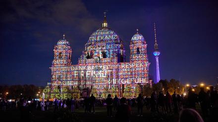 Das Bild zeigt, wie vergangenes Jahr auf dem Berliner Dom die Generalprobe für das „Festival of Lights“ stattfand. 