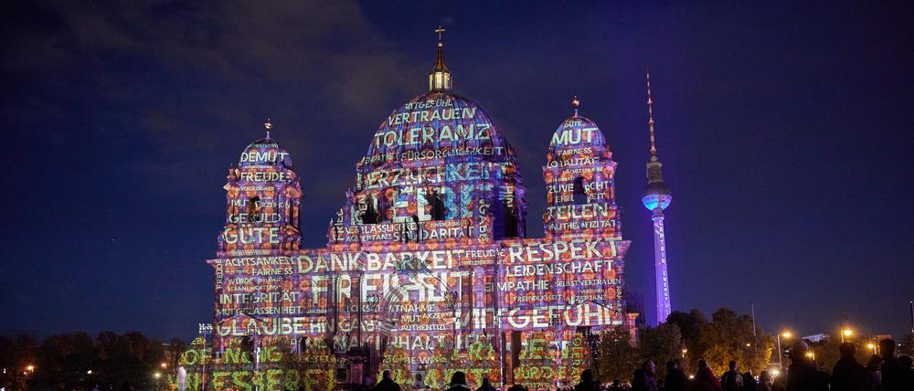 Das Bild zeigt, wie vergangenes Jahr auf dem Berliner Dom die Generalprobe für das „Festival of Lights“ stattfand. 