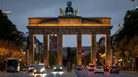 Am zweiten Jahrestag des Hamas-Überfalls auf Israel erinnert am Dienstag am Brandenburger Tor eine Projektion an die noch immer gefangenen Geiseln.     