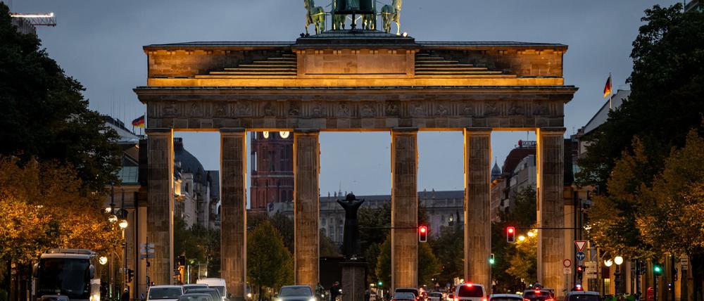 Am zweiten Jahrestag des Hamas-Überfalls auf Israel erinnert am Dienstag am Brandenburger Tor eine Projektion an die noch immer gefangenen Geiseln.     