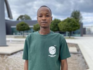 Mohamed Sadjo Nabe ist im zweiten Jahr der Ausbildung zum Maschinen- und Anlagenführer.