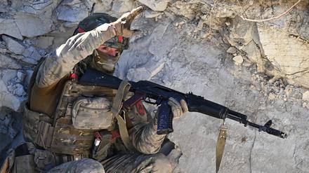 02.10.2025: Ein russischer Soldat einer Angriffseinheit der Streitkräftegruppe „Zentr“ nimmt in der Ukraine an einer Kampfkoordinierungsübung teil.