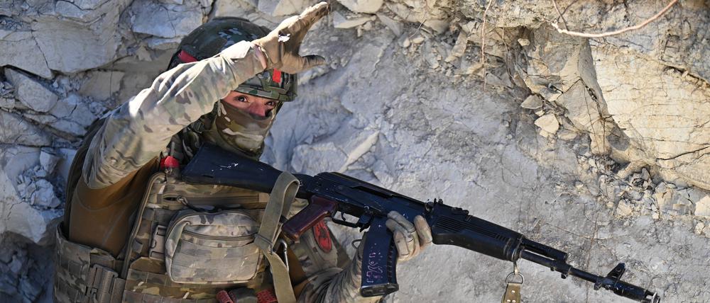 02.10.2025: Ein russischer Soldat einer Angriffseinheit der Streitkräftegruppe „Zentr“ nimmt in der Ukraine an einer Kampfkoordinierungsübung teil.